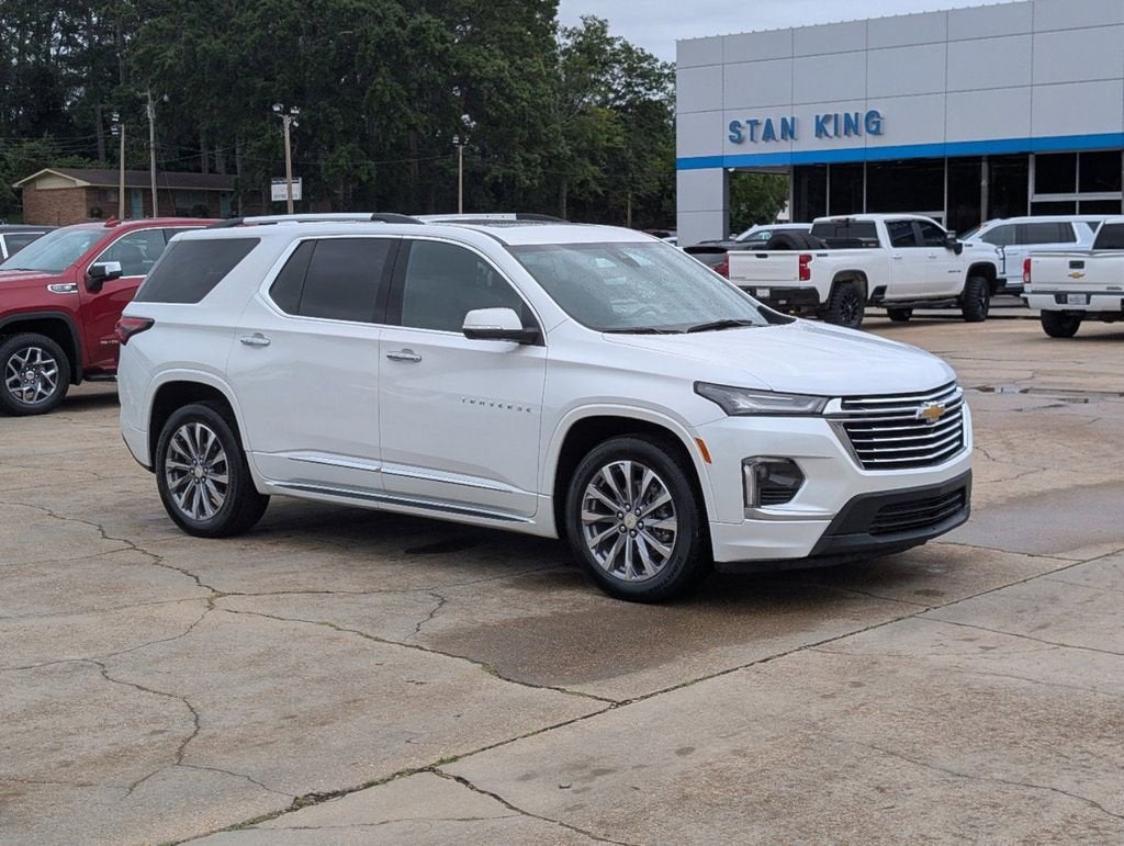 2022 Chevrolet Traverse Premier in Iridescent Pearl Tricoat — front three-quarter view